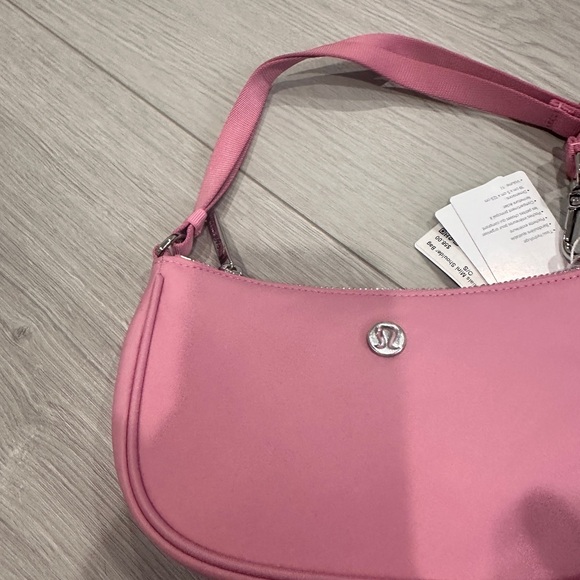 Lululemon shoulder bag - Picture 1 of 6